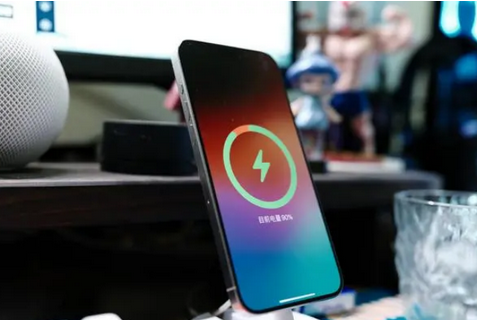 翔安苹果15换屏服务分享用什么充电器给iPhone15充电更好 